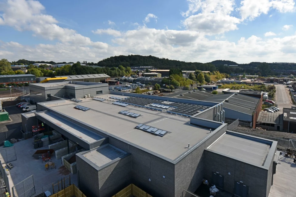 Detailní pohled na moderní technickou budovu v Anglii